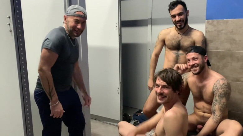 MACHO FUCKER FROM SPAIN: Roxas follada a pelo por Douglas y su amigo