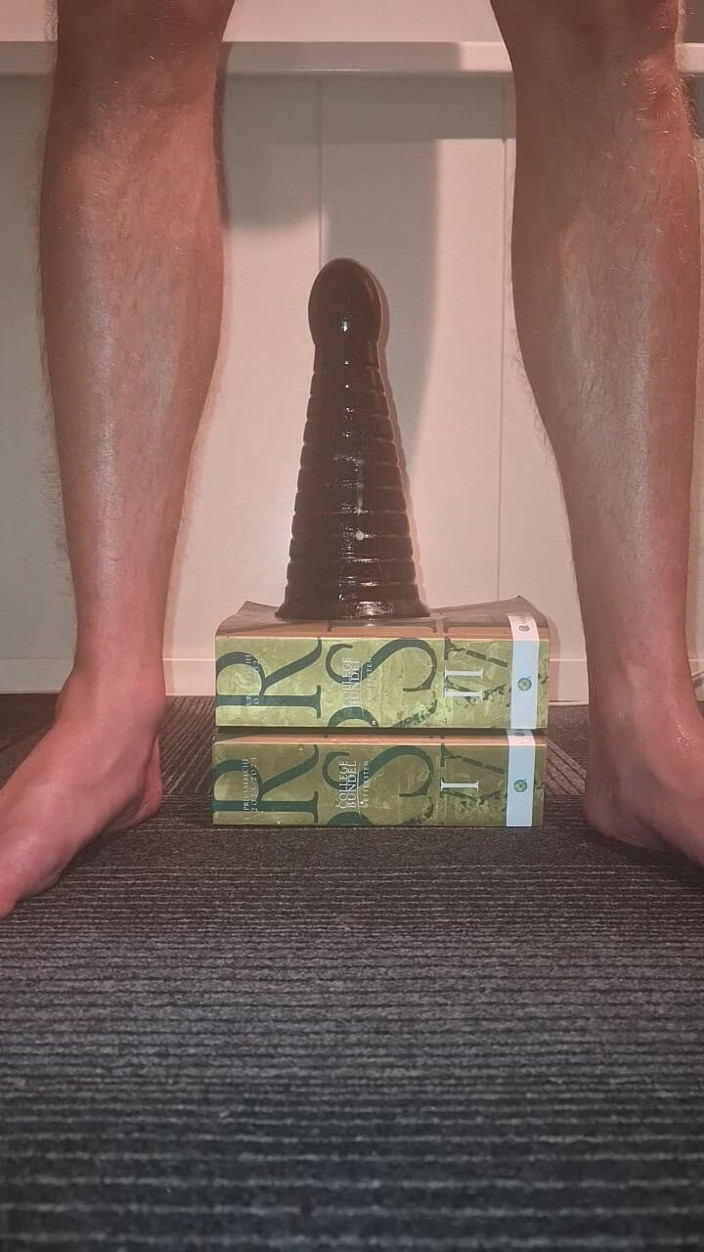 NoFace Twink X: Schwuler twink reitet riesigen analdildo pawn