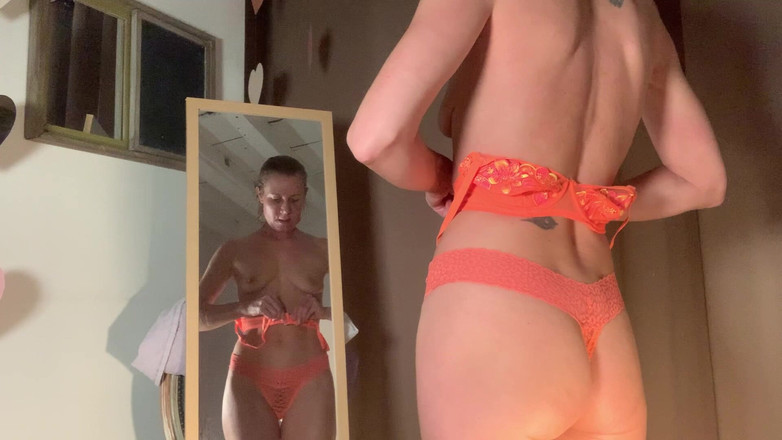 Lolacam: Pakaian dalam di tepi cermin