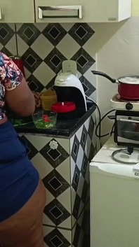 Funcionária distraída leva gozada na bunda sem saber