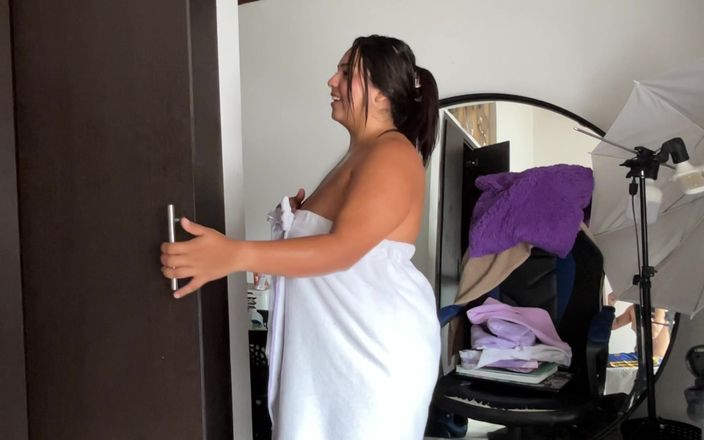 Cleo Denilo: Cewek semok dengan pantat bahenol lagi pamer toket dan pantat...