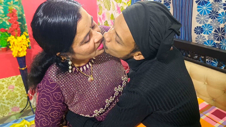 MrsEntertainer: Guru desi India berhubungan seks dengan muridnya di waktu belajar...