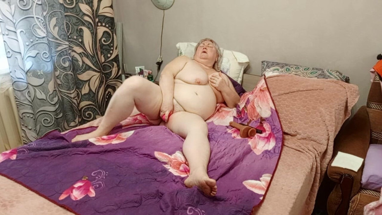 Zona901: Girlfriend Masturbates Her Juicy Pussy with Vibrators