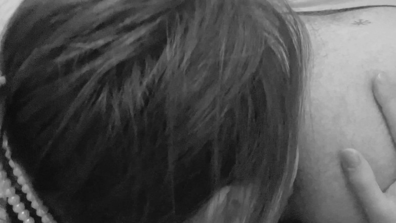 Raxxxbit: Pornellia menghisap keras dengan lidah, dubur yang cantik