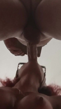 Idealne piersi MILF lod z ogromnym wytryskiem w ustach