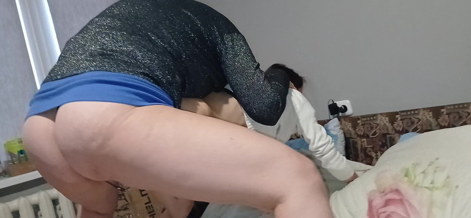 Lesbian-illusion: 当我的继母用穿戴式假阳具狠操我的继妹时，我观看并自慰