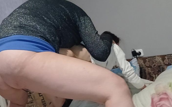 Lesbian-illusion: Sleduji a masturbuji, jak moje macecha šuká moji nevlastní sestru tvrdě...