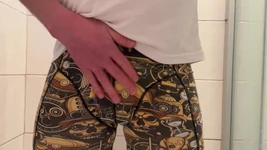 Hubený chlapec s velkým kuchařem chčije a honí si, dokud se neudělá