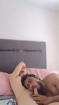 Büyük yaraklı yakışıklı adama elle muamele yüze boşalmayla bitiyor