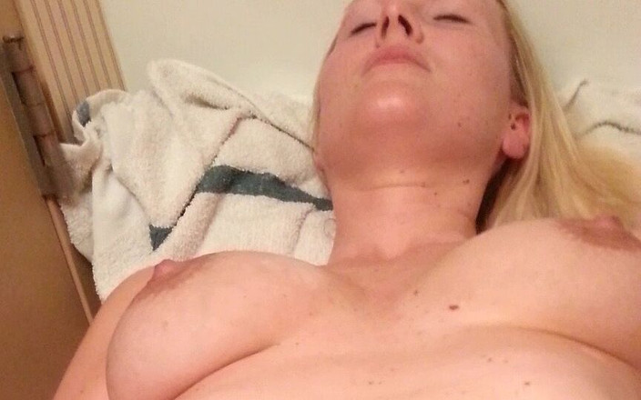 American Blonde Wife: Vera Moglie Mormone Amatoriale Si Masturba per L'orgasmo Della Figa...