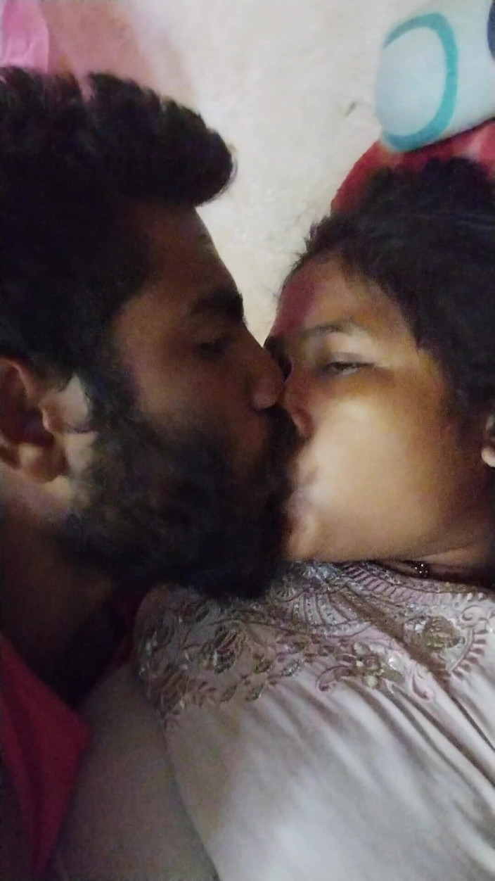 Mg3947731: Riesige möpse, indische MILF strippt sari Choli und fickt mit...