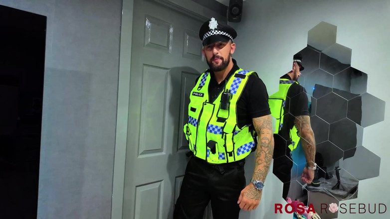 rosarosebud: Naiv porr wannabee knullas av dodgy polis med rimming