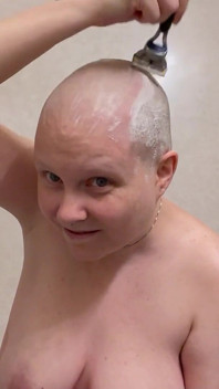 Je me rase la tête chauve