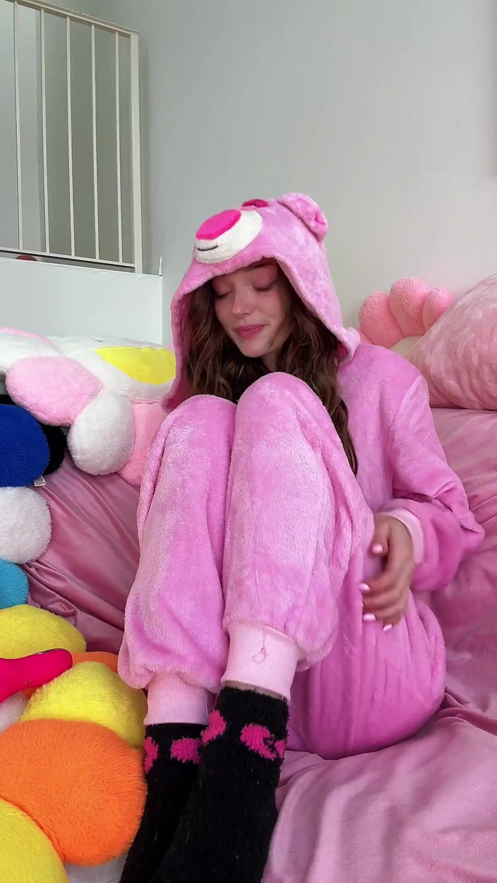 Shrooms Q: Cutie Daisy Love šuká svou kundičku svým růžovým vibrátorem ve své...