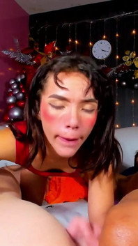 Güzel bir mahalleli kızla azgın oral seks seansı