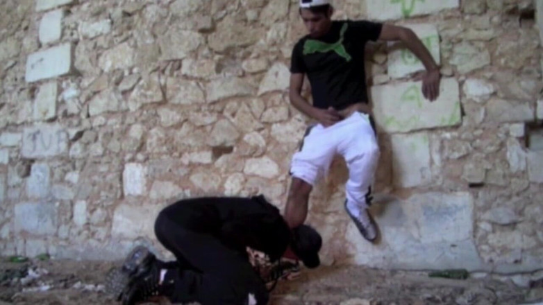 Sneaker gay: Slut submissed to feet and foot of straiht guy outdoor