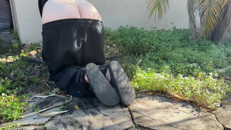 Riley Daniels: Jardinage, fesses en plein air