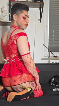 La bella femboy con un vestito a rete