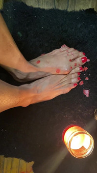 Kaki kecil yang sangat bagus dengan mainan panjang merah dengan Candle Wax