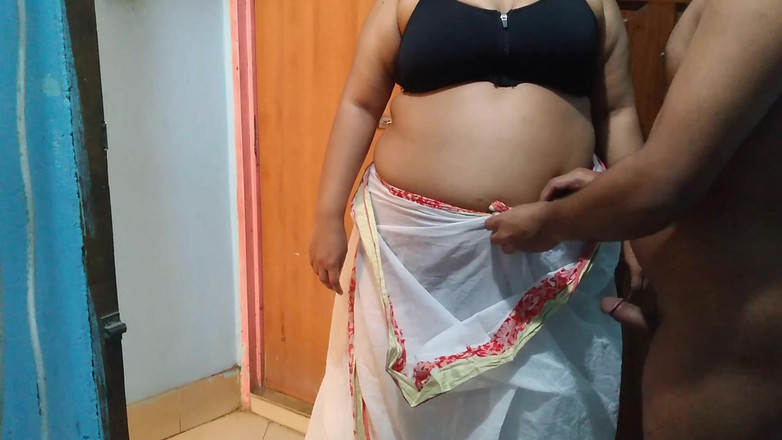 Aria Mia: 親友のセクシーな義母とセックスしたのに、彼女が私たちの部屋を掃いているの!