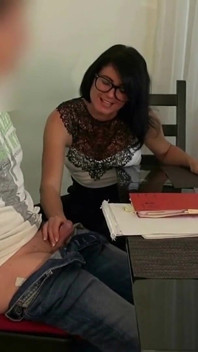 ¡Escándalo! Maestra cachonda seduce Profundo en el culo y el coño para la buena nota