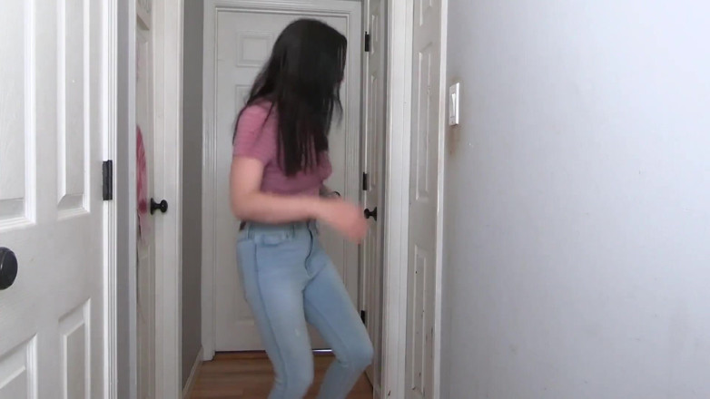 Quinn brooks: Bathroom Door Stuck Pants Pissing- Wmv