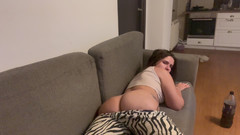 NipsAndStrips: Buttcrack auf der Couch mit meinem gesicht