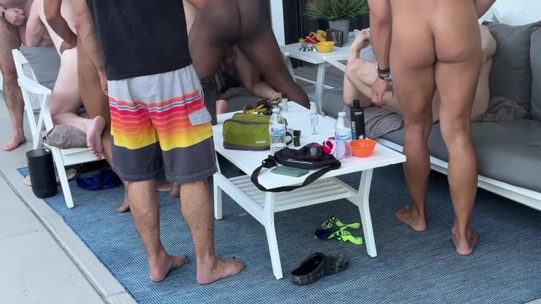 The Gay Quadzilla: Masivní gay orgie u bazénu