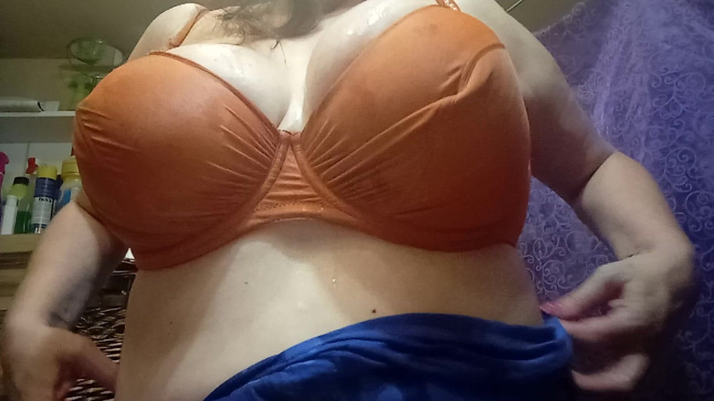 Carmen40: 巨乳に水をかけます