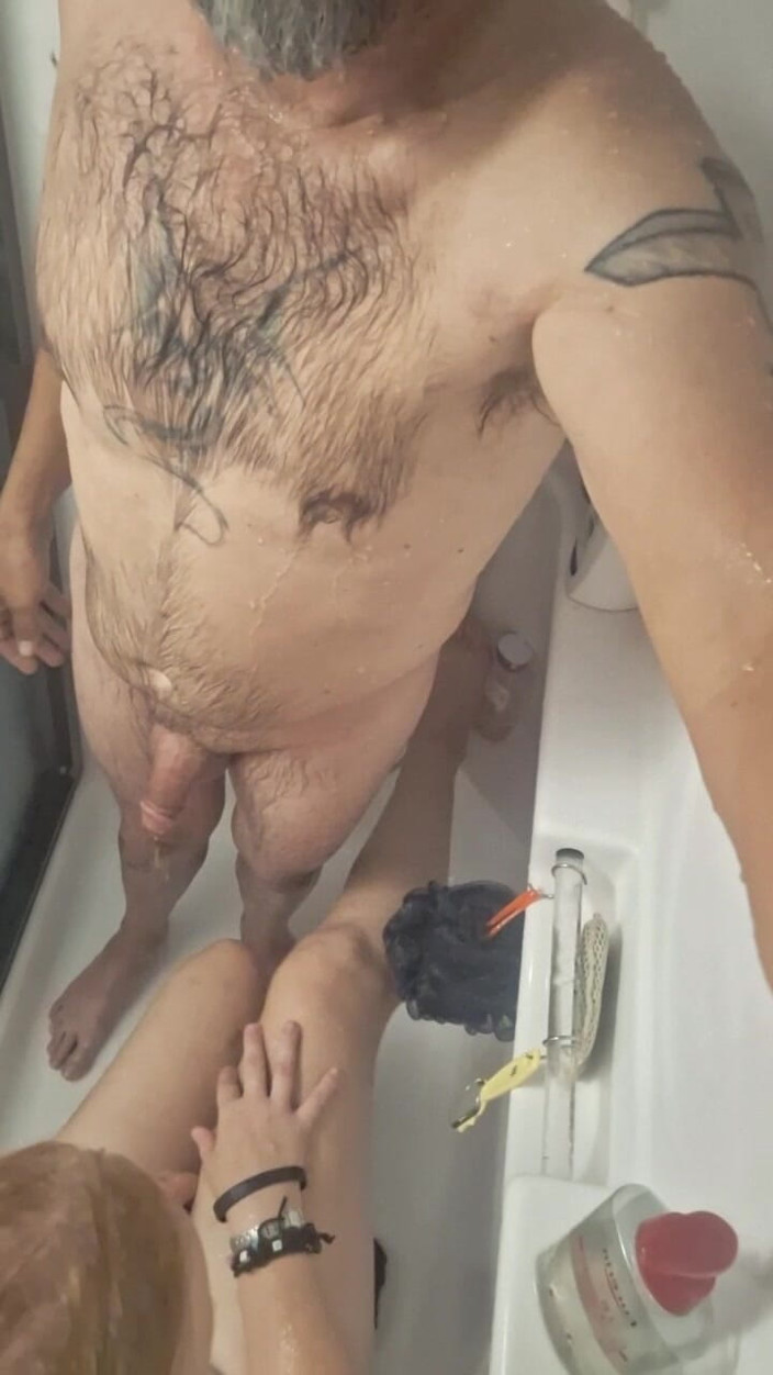 KittieNoOne: 샤워하는 남편에게 깜짝 오럴