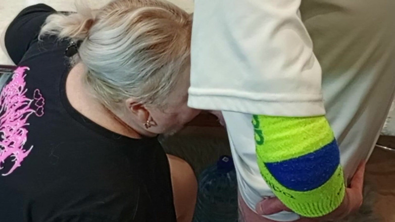 Zona901: 在厨房里用嘴巴操我的继母并射精