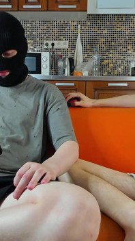 Алекс любить, коли його яйця під моїм контролем