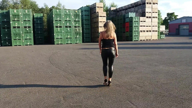 martinawest: Babcia wychodząca na zewnątrz w czarnych legginsach