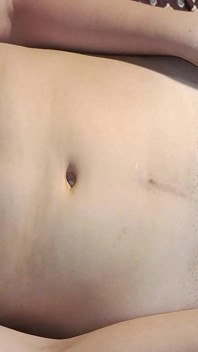 Em primeiro plano, vibrador entre minhas pernas, fode minha buceta