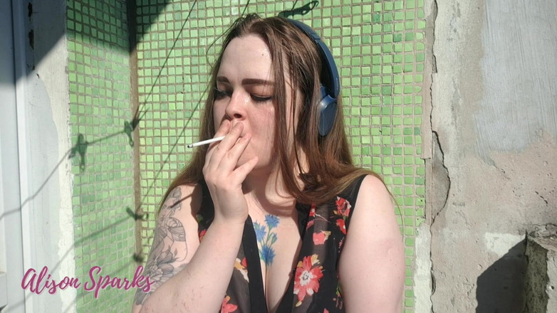 Alison Sparks: Belahan rokok mengusik di Balkoni