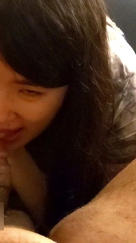 La ragazza asiatica mostra il guardaroba e poi succhia il cazzo nero