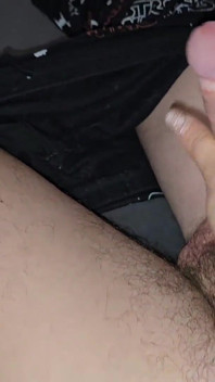 当我在晚上一起看电视时，我的妻子在沙发上给我打手枪