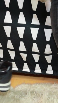 Bold &Unique: Meias de esqui suadas, tênis e jeans preto provocam