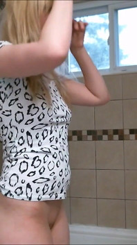 Sexy studentessa del college lascia la porta aperta in modo da poter guardarla nella doccia - marissa sweet
