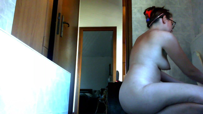 Nicoletta Embassi: Nicoletta si čistí koupelnu horkým čůráním. Chceš jí pomoct?