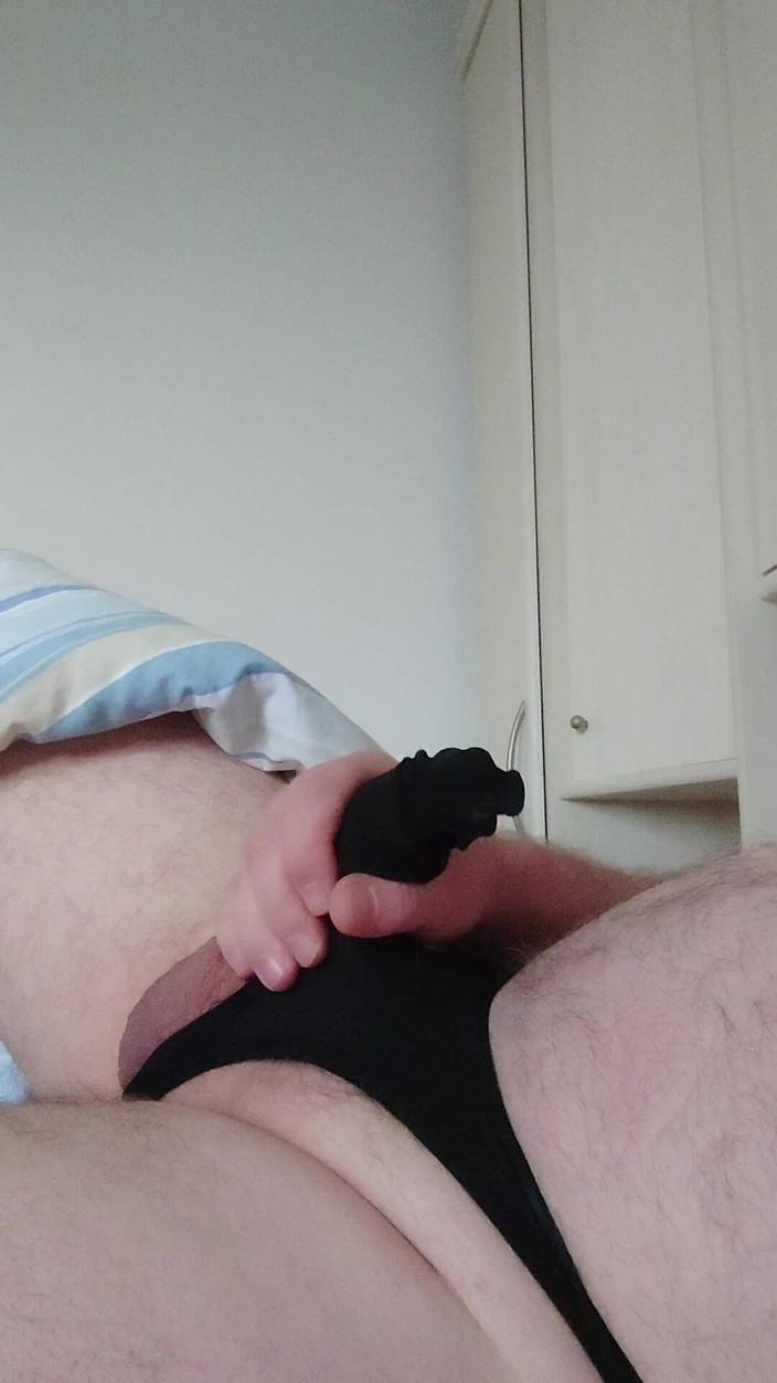Carmen_Nylonjunge: Nadržený onanování v černých tangách pro péro
