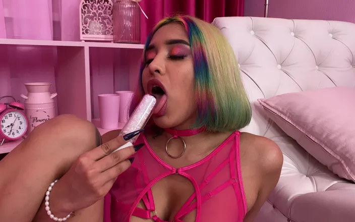 Mary Frost: Pussy Eating, Scissoring, Dildo Play with Roxy Lips