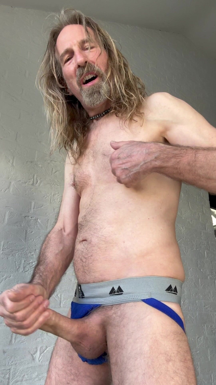 Longhairdude: Langhaarige wichst in blauem jockstrap
