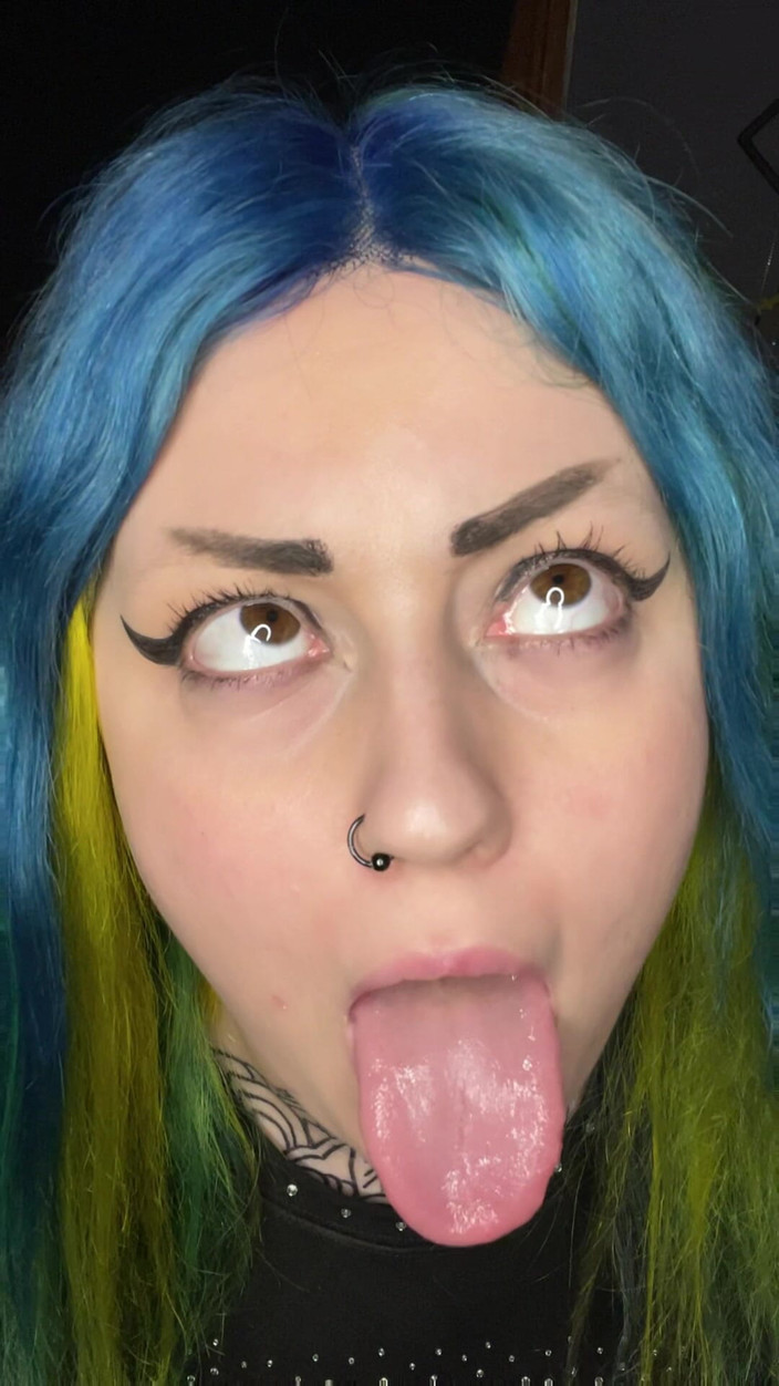 Miss Valentina: Puteri Goth Ahegao bertetek besar