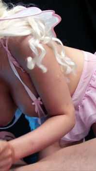 Mamă sexy blondă cu țâțe mari Dolly Delight este futută adânc până la coaie de pulă mare și are parte de o șarjă mare de spermă în gură