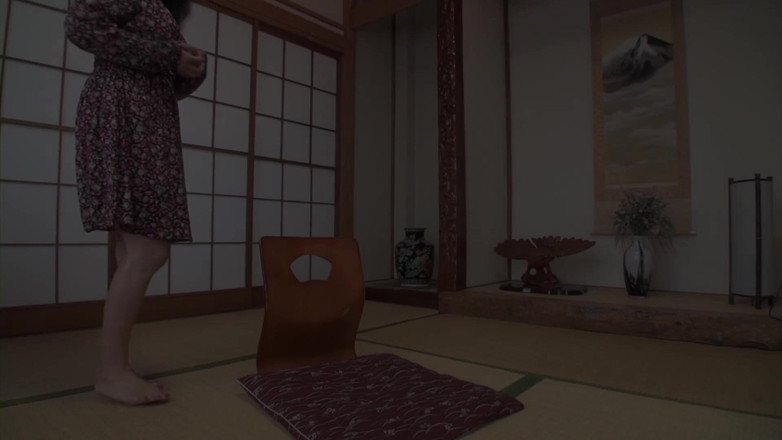 Japan Lust: Busty japońska babcia rozbiera się i jedzie kutasa