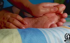 Маслянистые подошвы, массаж крупным планом
