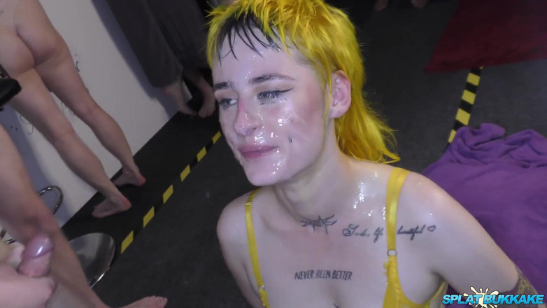 UkXXXpass: La troia punk lussuriosa Lana Banana prende alcune eccellenti sborrate...