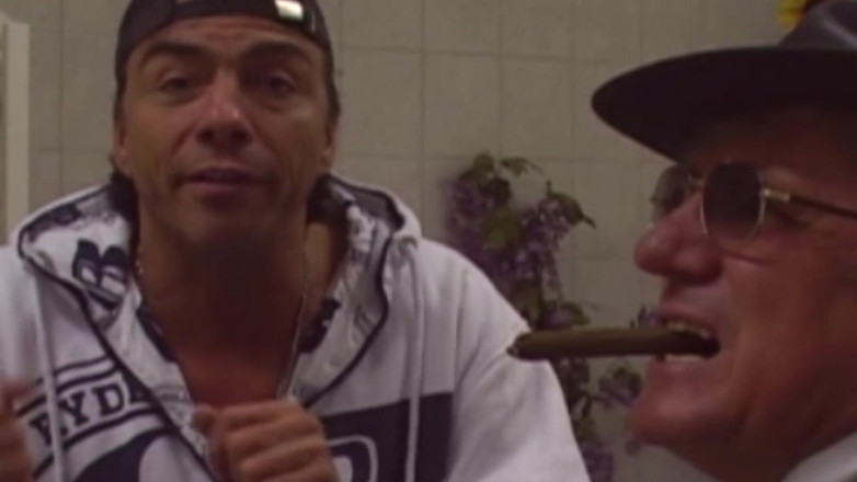 German Amateur Videos: Německé striptérky kouří péro na párty