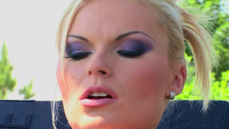 Videos Francaises: Blondes schätzchen aus frankreich spielt in der outdoor-session mit ihrer...